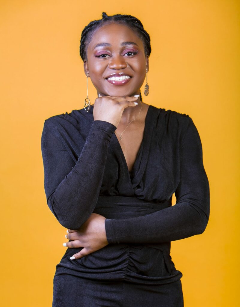 Portrait professionnel d'une femme souriante sur fond jaune