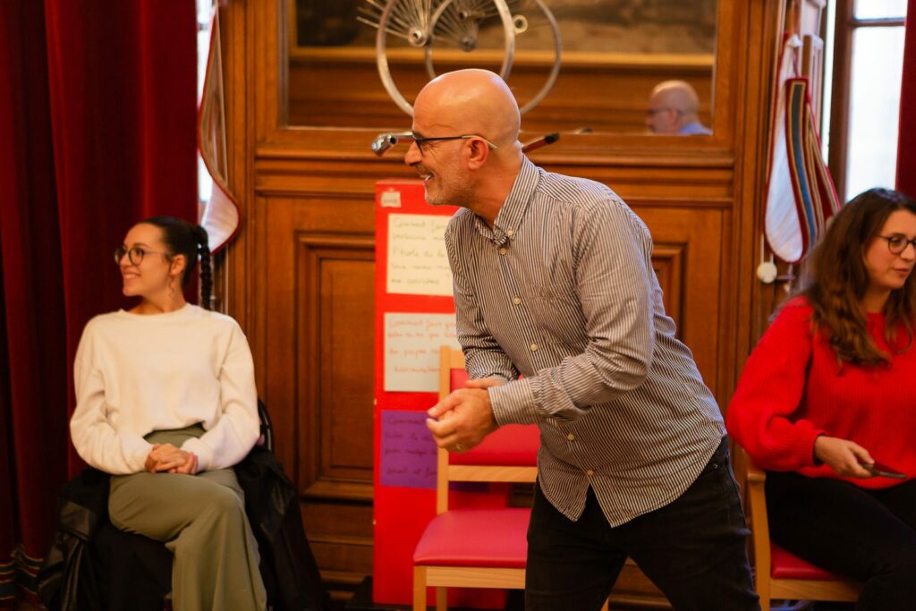 Reportage photo d'une table ronde dans un salon d'honneur